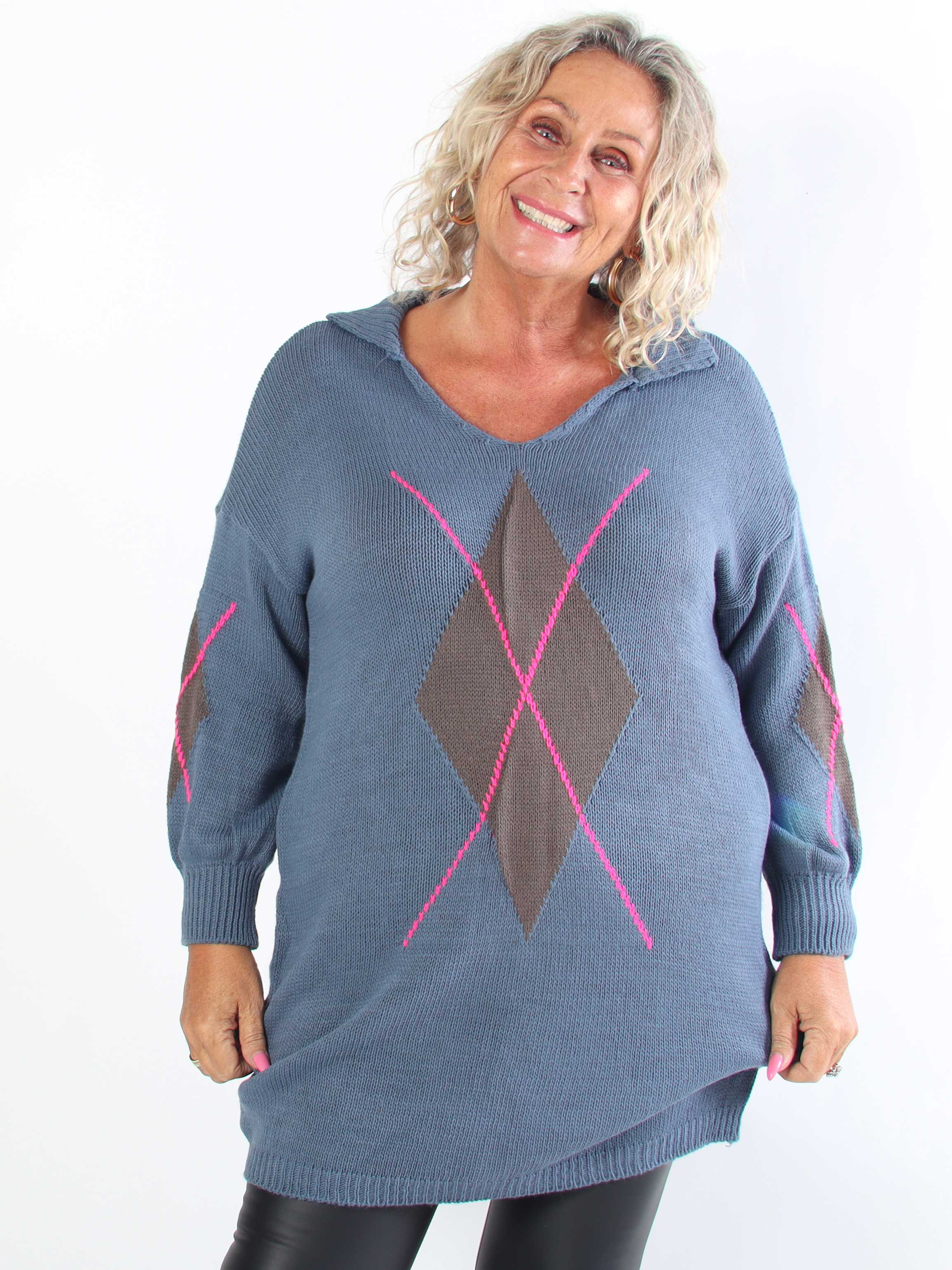 Octavia - Plus size strikkjole med klassisk krave og motiver på front og ærmer